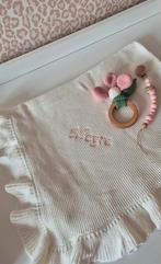 Kraamcadeau. Ruffledeken met naam, rammelaar en speenkoord, Ophalen of Verzenden, Nieuw