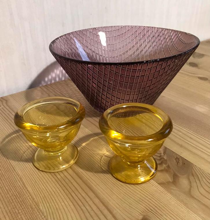 Kleurig persglas: schaal en eierdoppen, Verzamelen, Glas en Borrelglaasjes, Zo goed als nieuw, Overige typen, Ophalen of Verzenden