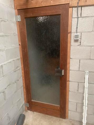 Houten deur met glas beschikbaar voor biedingen