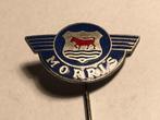 Emaille MORRIS AUTOMERK Speld (Blauw/Rood/Metaalkleur)., Verzamelen, Speldjes, Pins en Buttons, Verzenden, Zo goed als nieuw, Transport