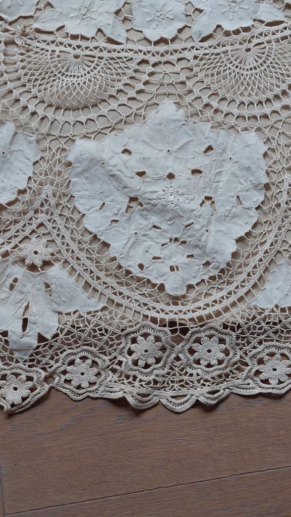 Sfeervol rond tafelkleed – wit & ecru, opengewerkt, Huis en Inrichting, Tafelkleden, Gebruikt, Rond, Binnen, Ophalen