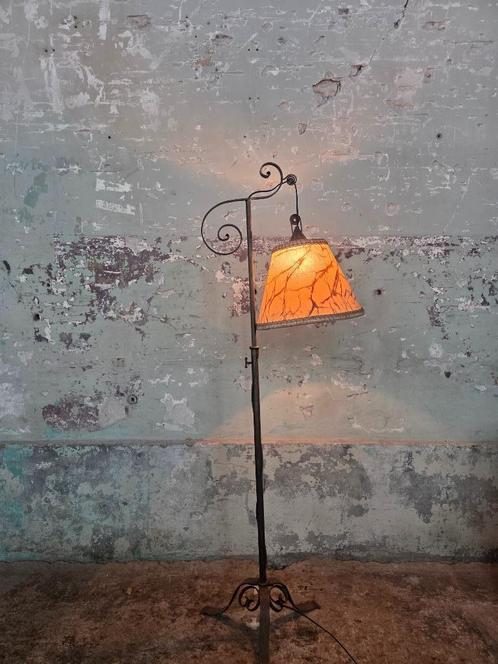 Smeedijzeren vloerlamp met sierlijke krullen, Huis en Inrichting, Lampen | Vloerlampen, Gebruikt, 100 tot 150 cm, Metaal, Overige materialen