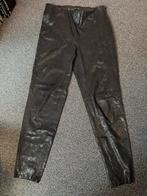 Zwarte suedine broek met slangprintje maat 36/38, Kleding | Dames, Broeken en Pantalons, Ophalen of Verzenden, Zo goed als nieuw