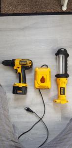 DeWalt accu schroef/boormachine +lader + bouwlamp, Ophalen of Verzenden, Zo goed als nieuw