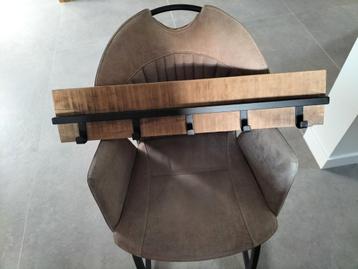 Mango houten kapstok met zwart metalen haken. beschikbaar voor biedingen