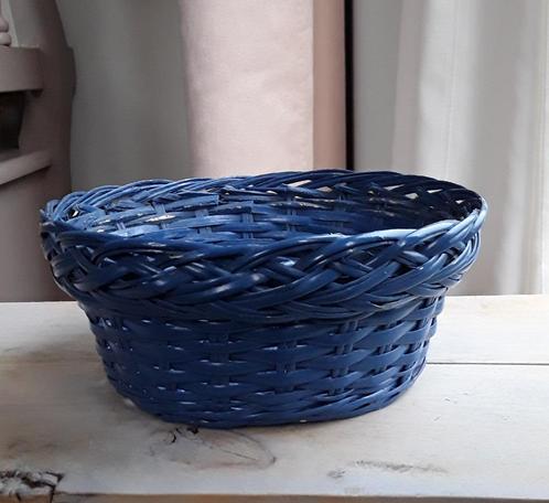 Brocant rieten mandje - blauw, Huis en Inrichting, Woonaccessoires | Schalen en Manden, Gebruikt, Mand, Rond, Riet, Ophalen of Verzenden