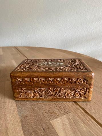 Handgesneden Juwelendoosje beschikbaar voor biedingen
