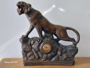 Prachtig Art Deco Beeld brullende tijger met klok beschikbaar voor biedingen