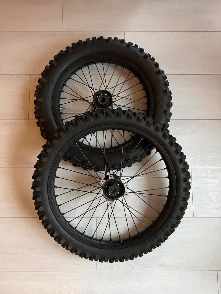 SurRon Ultra Bee 18/21" Velgen Metzeler 6-Day Extreme, Motoren, Tuning en Styling, Ophalen of Verzenden