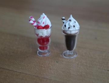 Aardbeien en chocoladeijs in echt glazen coupes. beschikbaar voor biedingen