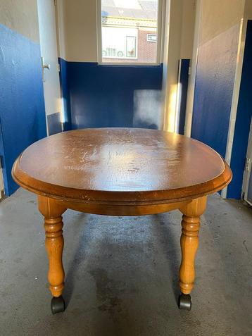Houten tafel beschikbaar voor biedingen