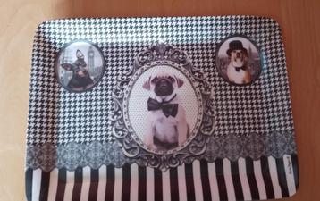 Dienblad met honden beschikbaar voor biedingen