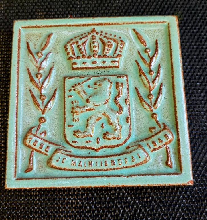 Vintage cloisonne Tegel 1898-1948 - Wilhelmina eedaflegging, Antiek en Kunst, Antiek | Wandborden en Tegels, Ophalen of Verzenden