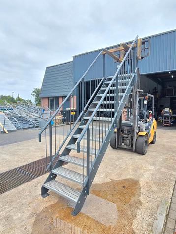 Stalen trap antraciet hoog 2.54mtr nob109 beschikbaar voor biedingen