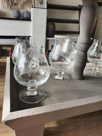 Sierlijk cognac glas beschikbaar voor biedingen