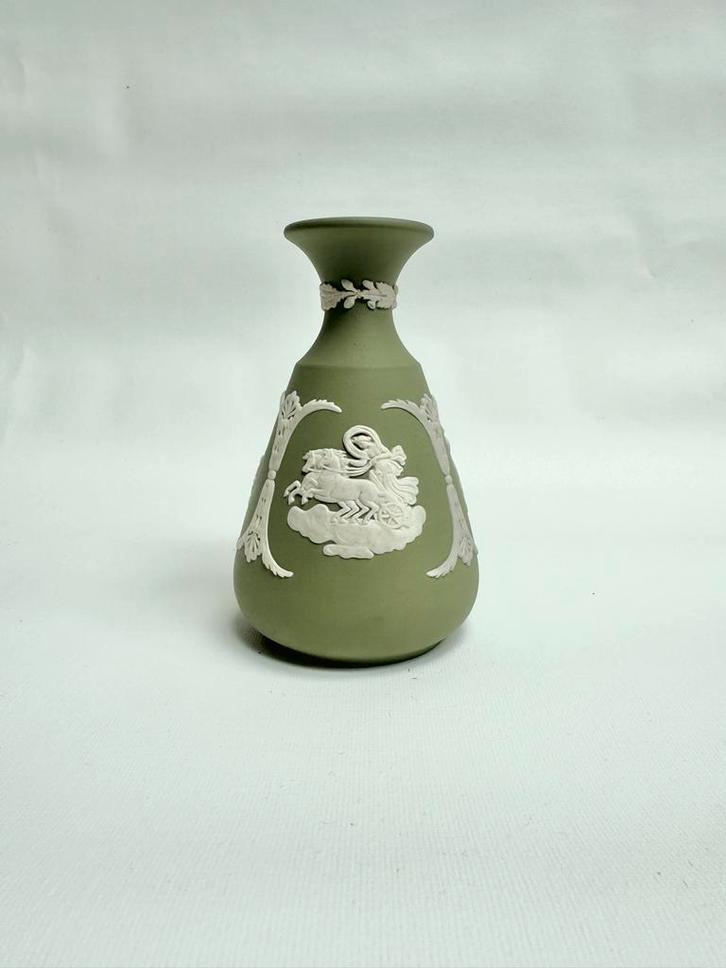 Wedgwood Jasperware Olijfgroene Vaas met Reliëfdecoratie. An, Antiek en Kunst, Antiek | Vazen, Ophalen of Verzenden