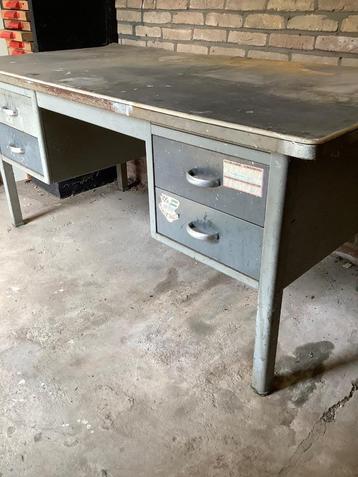 bureau gispen beschikbaar voor biedingen