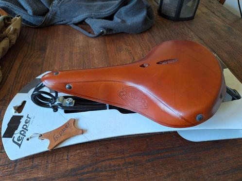 Lepper zadel voor oldtimer NIEUW!, Fietsen en Brommers, Fietsonderdelen, Nieuw, Zadel, Ophalen of Verzenden