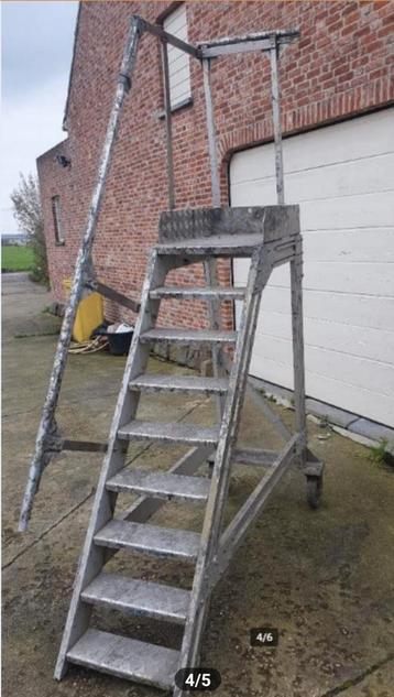 Mooie grote platform trap met wielen beschikbaar voor biedingen