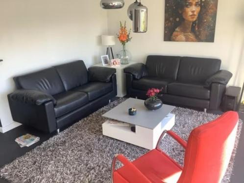 2 zwarte leren 2-persoons design banken - Van Til interieur, Huis en Inrichting, Banken | Bankstellen, Gebruikt, Rechte bank, Tweepersoons
