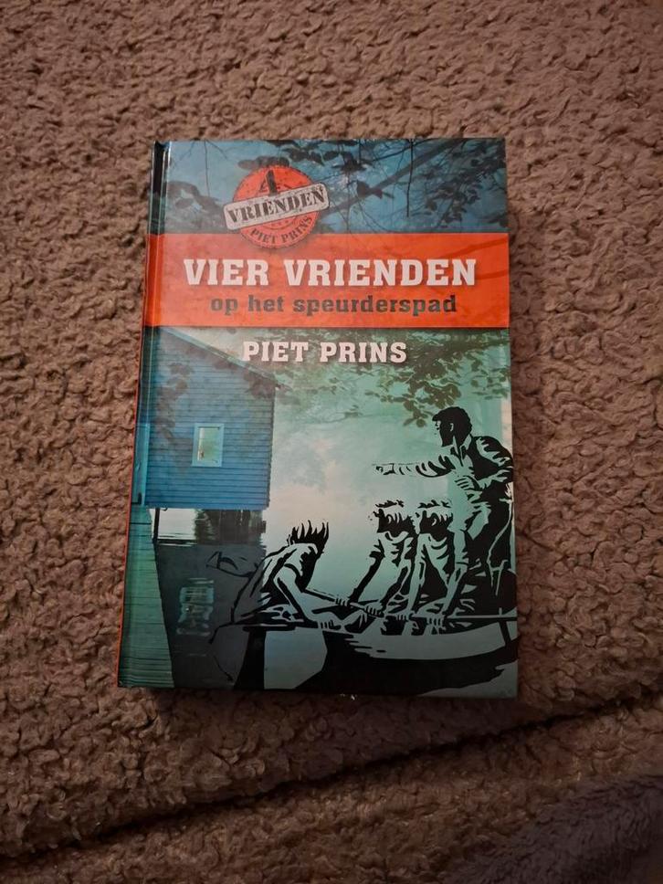 Piet Prins - Vier vrienden op het speurderspad, Boeken, Kinderboeken | Jeugd | 13 jaar en ouder, Zo goed als nieuw, Ophalen of Verzenden