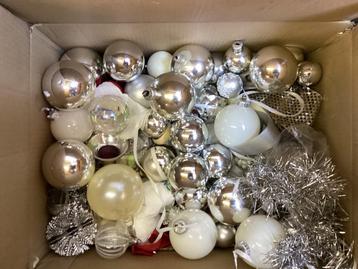 Grote doos met allerhande zilver-witte- glas kerstversiering beschikbaar voor biedingen
