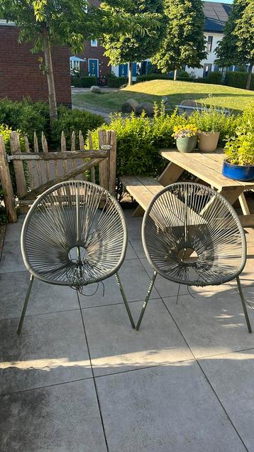 Draadstoelen twee stuks beschikbaar voor biedingen