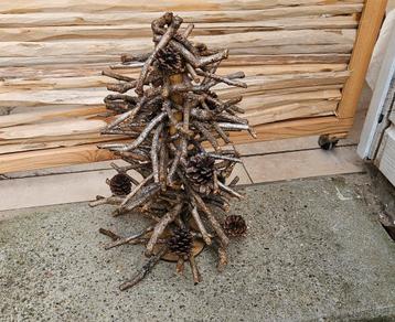 Houten kerstboom met glitters en dennenappels  beschikbaar voor biedingen