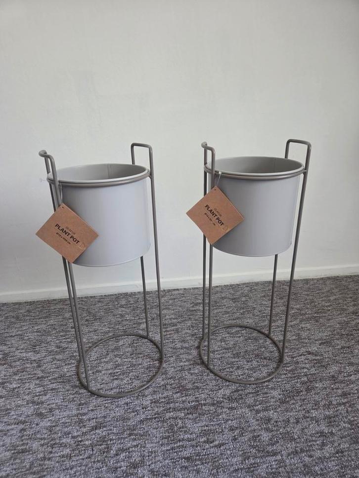 2x Nieuwe Jysk Bloempotstandaard - Taupe/Greige - 50cm, Tuin en Terras, Bloempotten, Nieuw, Metaal, Binnen, Balkon, 40 tot 70 cm