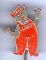 LEGO mannetje rood op zilverkleurig speldje ( W_332 ), Verzenden, Nieuw, Merk, Speldje of Pin