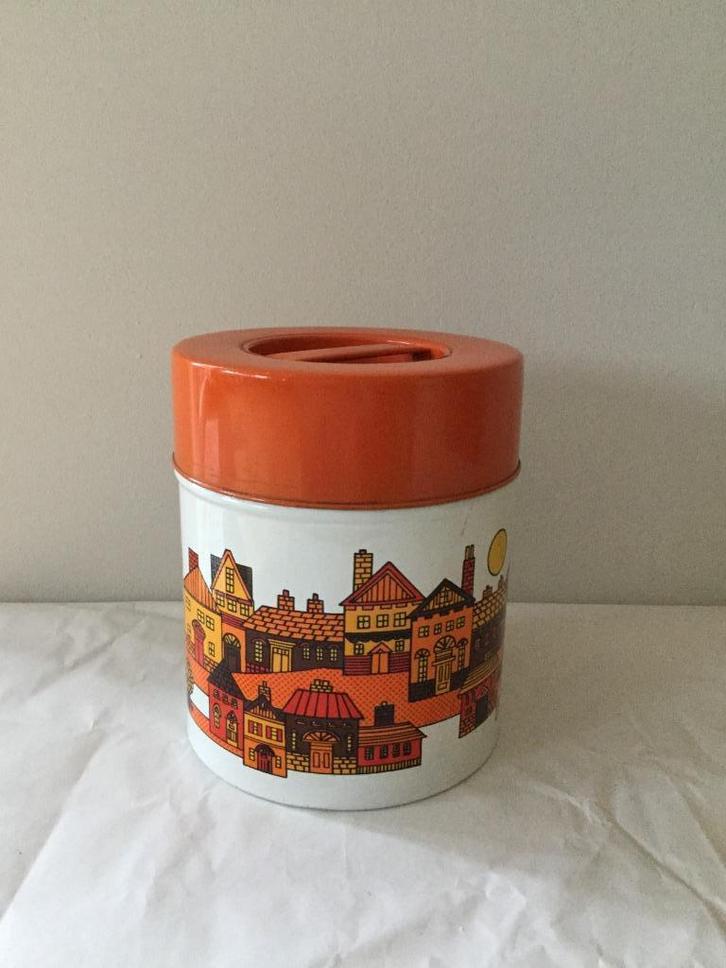 Vintage voorraadblik – kleurrijk dorp (Japan, jaren ’70)., Verzamelen, Retro, Huis en Inrichting, Ophalen of Verzenden