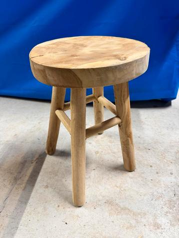 Houten krukje / bijzettafel beschikbaar voor biedingen