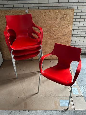 8 stevig stapelbare stoelen beschikbaar voor biedingen