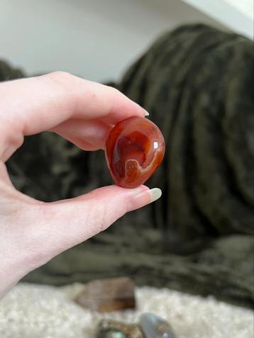 Carneool edelsteen. beschikbaar voor biedingen