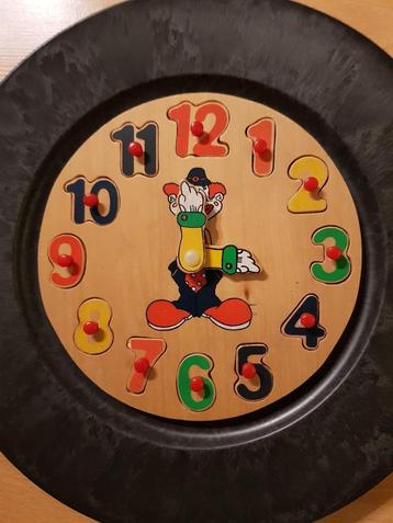 Houten speelgoedklok met puzzelstukjes beschikbaar voor biedingen