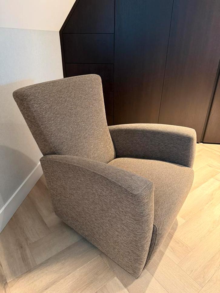 Prachtige taupe kleurige fauteuil in nieuwstaat!, Huis en Inrichting, Fauteuils, Zo goed als nieuw, Stof, 50 tot 75 cm, Minder dan 75 cm