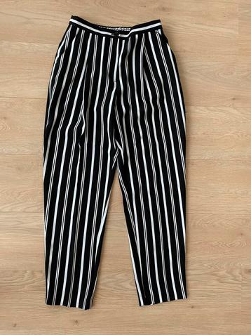 Gestreepte broek Monki. Maat S. Nieuwstaat. beschikbaar voor biedingen