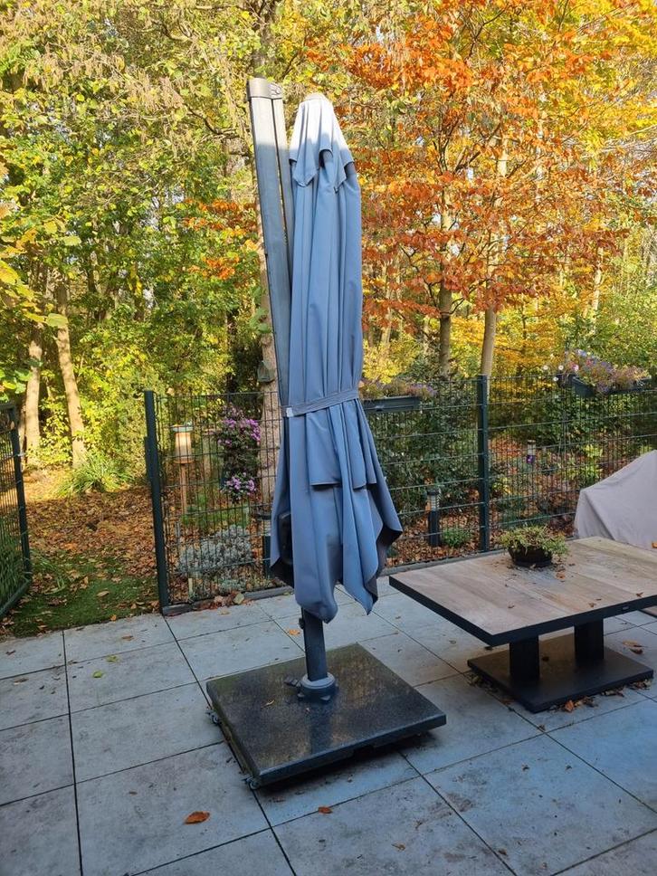 Parasol 3x3 meter met marmeren voet 90x90cm, 90kg, Tuin en Terras, Parasols, Gebruikt, Zweefparasol, 2 tot 3 meter, Kantelbaar