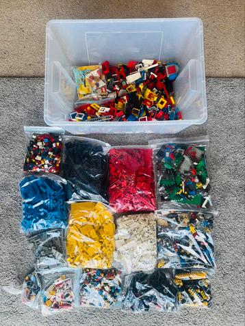 Grote bak gesprteerde lego en figuren allerlei beschikbaar voor biedingen
