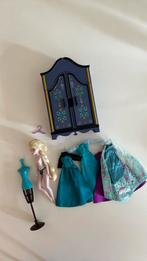 Elsa popje met kledingkastje en jurkjes, Ophalen of Verzenden, Zo goed als nieuw
