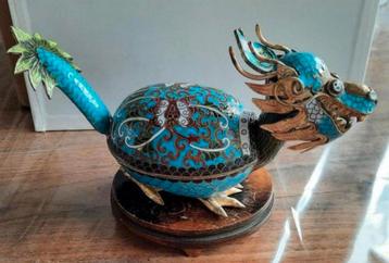 Antieke Cloisonné Draak op Houten Voet beschikbaar voor biedingen