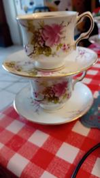 Twee vintage theekopjes met rozenmotief, Huis en Inrichting, Woonaccessoires | Etagères, Ophalen, Gebruikt