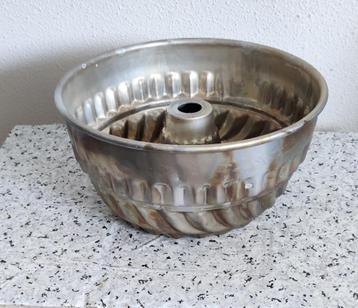Vintage tulband / cake vorm van aluminium beschikbaar voor biedingen