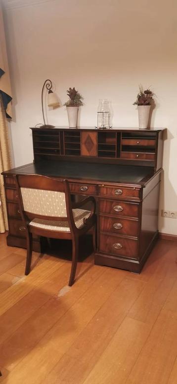 Mooie secretaire  beschikbaar voor biedingen