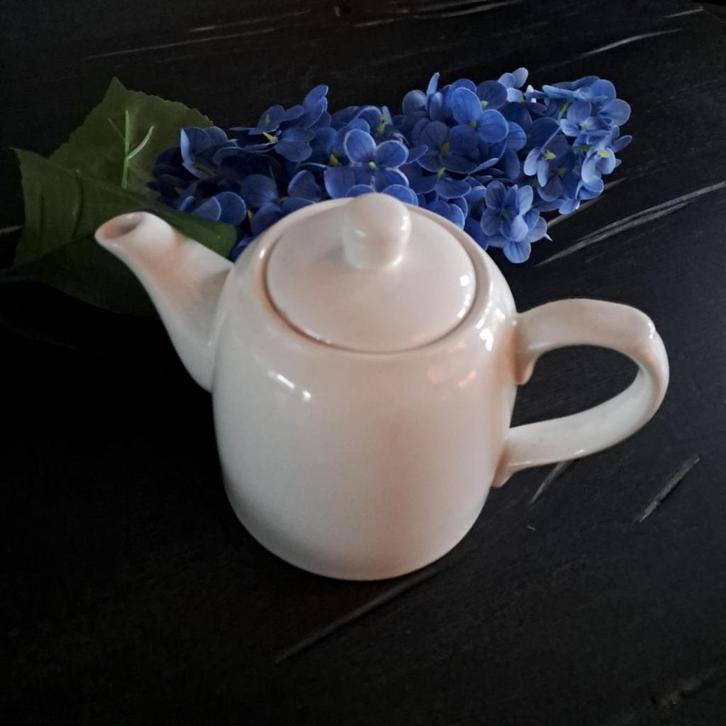 Witte porseleinen theepot – klassiek minimalistisch design, Huis en Inrichting, Keuken | Servies, Zo goed als nieuw, Overige typen