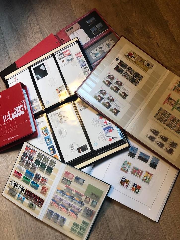 Postzegelverzameling Nederland - Tas vol!, Postzegels en Munten, Postzegels | Volle albums en Verzamelingen, Nederland, Ophalen of Verzenden