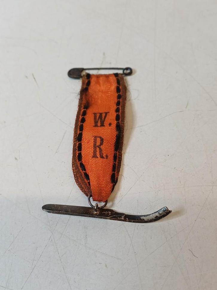 Zilveren schaats speldje met initialen W.R., Verzamelen, Speldjes, Pins en Buttons, Ophalen of Verzenden