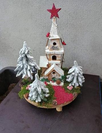 Te koop leuk klein kerkje met verlichting en decoratie beschikbaar voor biedingen