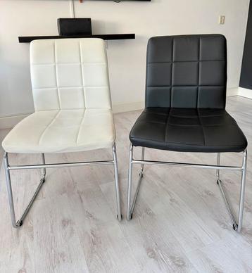 Eetkamer stoelen - 2 witte + 4 zwarte beschikbaar voor biedingen