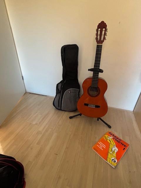 Te koop akoestische gitaar (3/4) met toebehoren, Muziek en Instrumenten, Snaarinstrumenten | Gitaren | Akoestisch, Zo goed als nieuw